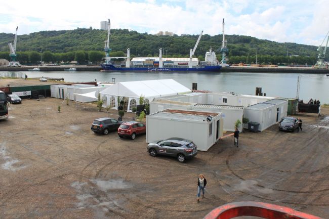 Vue du village des concerts avec le catering, les loges artistes, les bureaux de prod et régie générale ainsi que les toilettes